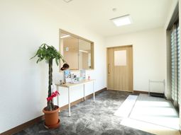 明るい室内と植物のある空間