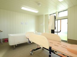 清潔な居室のベッド