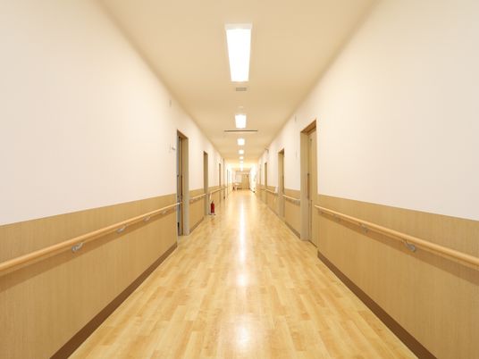 明るい廊下の風景