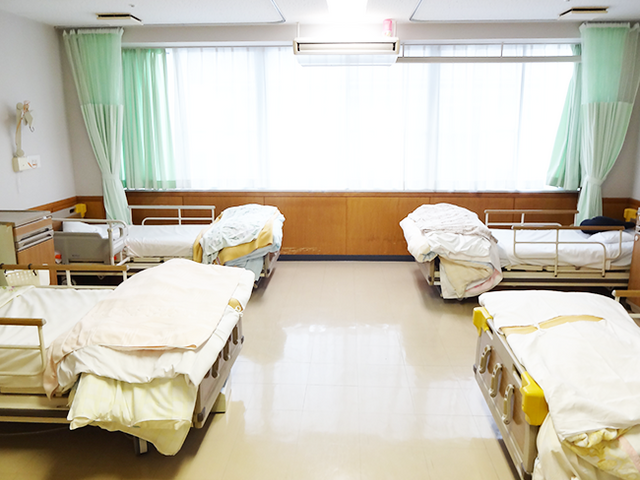 明るい居室 居室 明るく広々とした空間で、快適な生活が可能です。大きな窓から自然光が差し込みます。