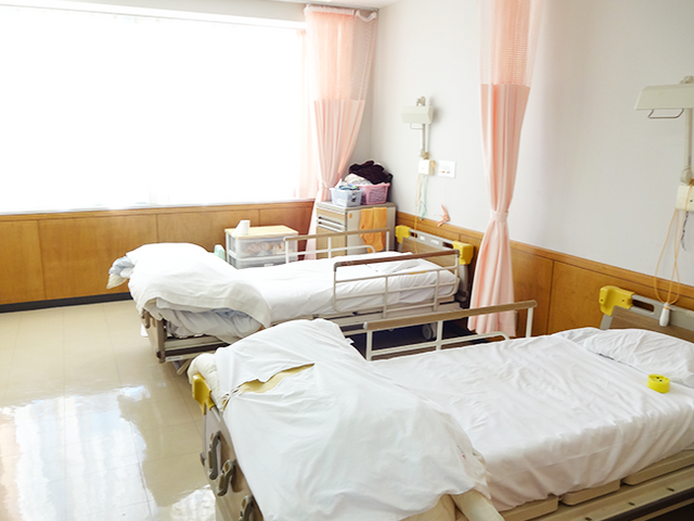 窓際の明るい居室 居室 自然光が差し込む居室は、リラックスした時間を過ごすのに最適です。ベッドサイドの設備も充実しています。