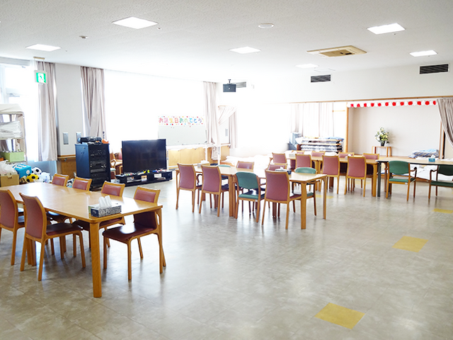 明るい共有スペース ラウンジ 広々としたラウンジは、自然光がたっぷりと入り、リラックスできる環境が整っています。