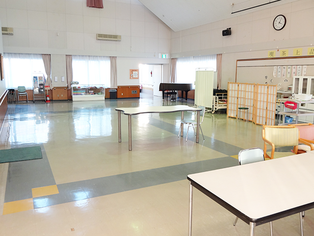 自然光が入る広間 多目的室 広々とした多目的室では、自然光がたっぷり入り、明るく快適な環境で活動できます。