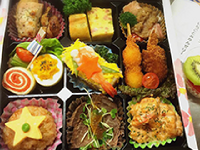 色とりどりのお弁当 料理 多様な食材を使用した見た目にも楽しめるお弁当です。これらを通じて入居者の健康をサポートします。