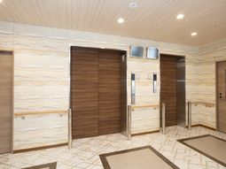 モダンなエレベーターホール