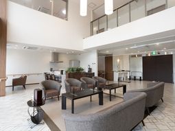 広々としたラウンジエリア