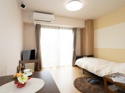 居室のエアコンとベッド