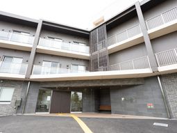 モダンな建物のエントランス