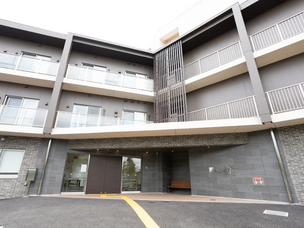 モダンな建物のエントランス