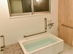 バリアフリーの安全な浴室