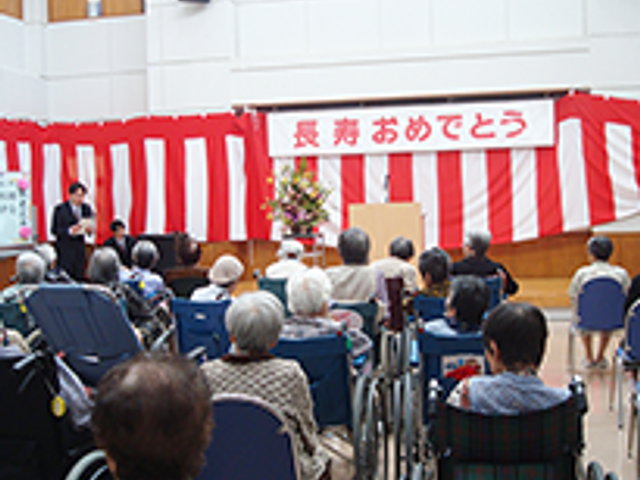 ホール 多目的室 広々としたホールでイベントが開催されています。車椅子の方も快適に過ごせます。