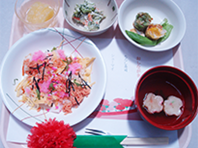 美しい料理の盛り付け 料理 彩り豊かなお食事が用意されています。目でも楽しめるメニューで、食事のひとときをより豊かにします。