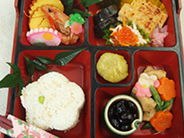 豪華な料理の和膳 料理 シニアの方に喜ばれる、豪華で彩り豊かな和膳です。毎日の食事が楽しくなります。