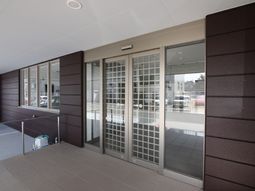 清潔感ある施設の入口