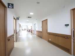 明るい廊下と手すり