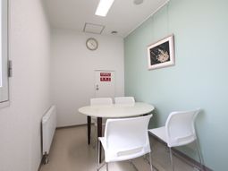 清潔な卓上面談室