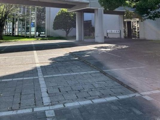 建物入口前の広場  