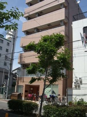 緑あふれる建物外観