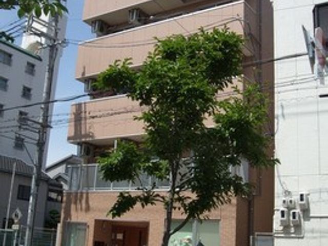 緑あふれる建物外観 外観 木々に囲まれた明るい外観は、日々の暮らしに潤いを与えます。気持ち良い風が通る環境で、皆さまのお越しをお待ちしております。