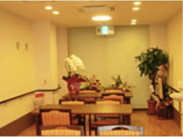 居心地の良い休憩室 食堂 温かみのあるインテリアの休憩室で、ゆったりとした時間を過ごせます。植物を配した空間は訪れる人々に潤いを提供します。