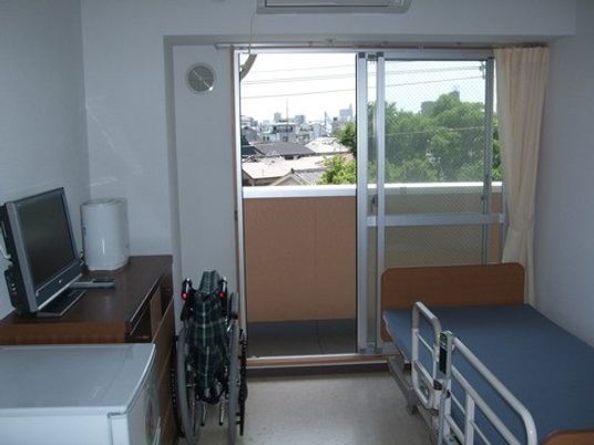 明るい個室の居室