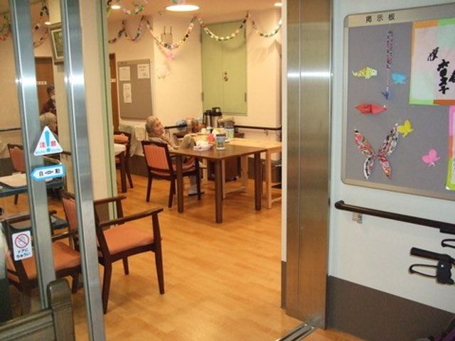 多機能な居室内部 談話室 ゆったりとしたダイニングルームでは、利用者が集い、食事やコミュニケーションを楽しんでいます。明るく、落ち着いた雰囲気のスペースです。