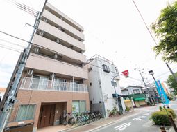 街中の明るい建物外観