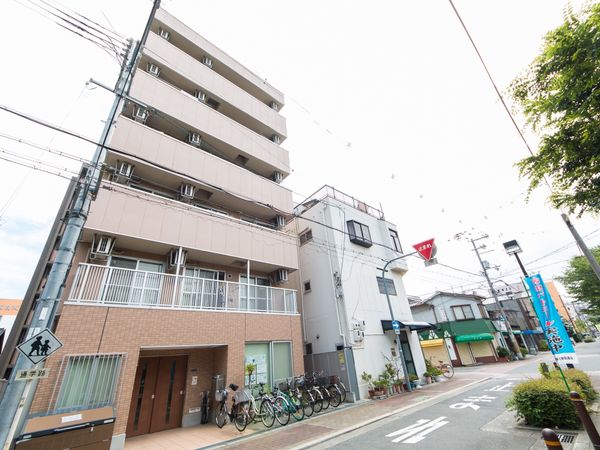 街中の明るい建物外観