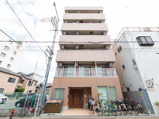 多階層建物のエントランス