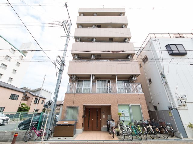 多階層建物のエントランス 外観 清潔感のあふれるエントランスは歓迎する雰囲気を醸し出しており、来る人々を優しく迎え入れます。