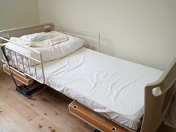安全なベッドの居室