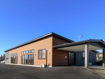 木目調の外観の建物