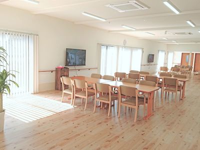 広々とした明るい食堂