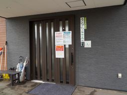 木目調のエントランス