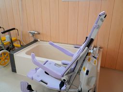 特殊浴槽と車いす