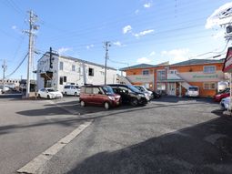 駐車場と建物の外観