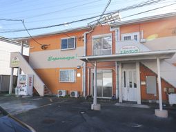 オレンジ色の建物の外観