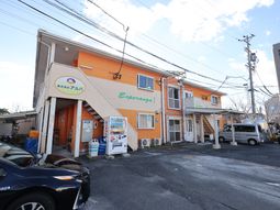 オレンジの外壁の建物