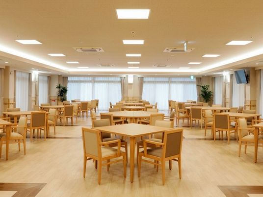 広々とした明るい食堂