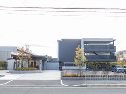 モダンな建物のエントランス