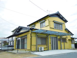 黄色い建物の外観  