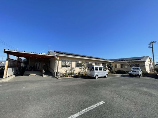 車が停まる建物の外観