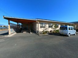 広々とした建物の外観