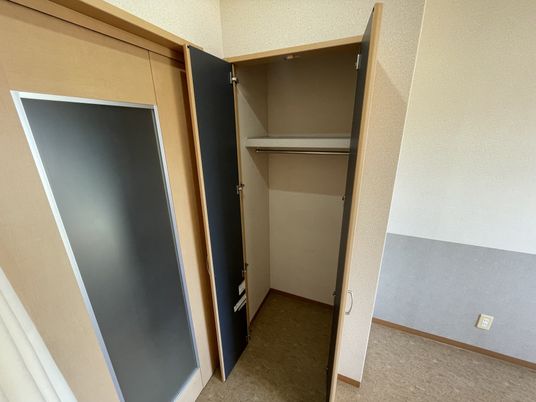 開いたクローゼット