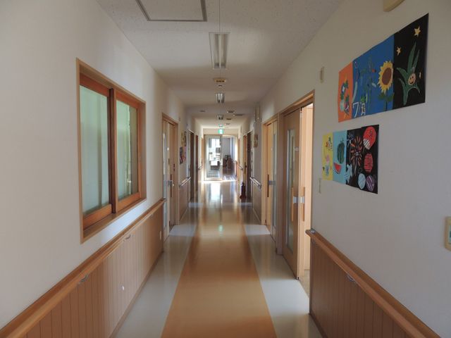 明るく清潔な廊下