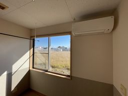 明るい窓とエアコンの居室
