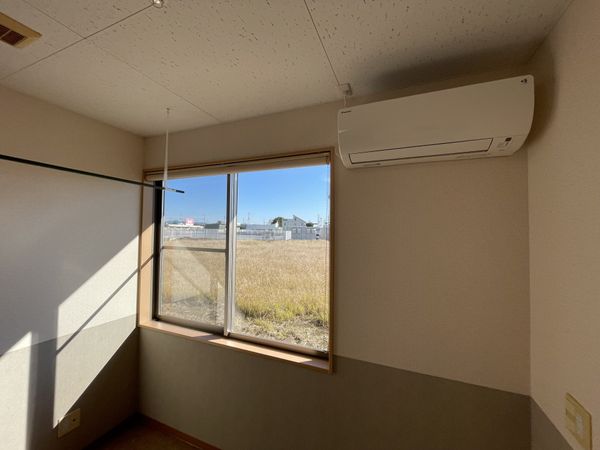 明るい窓とエアコンの居室