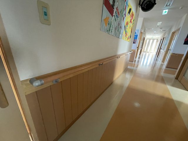 安心の手すり付き廊下