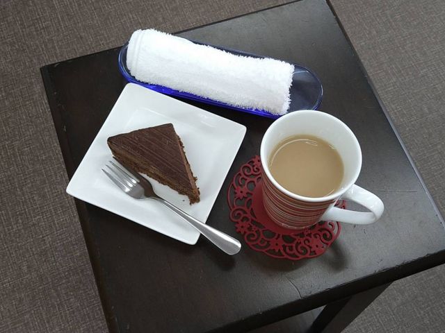 ティータイムのテーブル 休憩室   ゆったりとした空間で、コーヒーとケーキを楽しめます。お仕事の合間にリラックスできるひとときを。