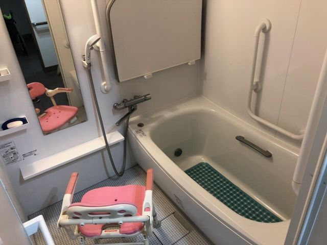 安全な入浴設備の浴室 浴室   手すり付きのバスタブと椅子があるため、安全に入浴できます。使いやすい設備が整っています。